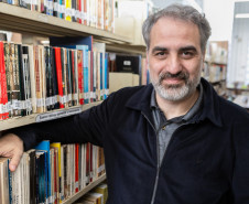 Escritor do Paraná apresenta Dalton Trevisan sem folclores e Curitiba imaginária em biografia