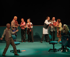 Estreia de espetáculo do G2 Cia. de Dança lota teatro e emociona o público