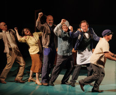 Estreia de espetáculo do G2 Cia. de Dança lota teatro e emociona o público