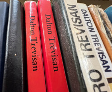 Escritor do Paraná apresenta Dalton Trevisan sem folclores e Curitiba imaginária em biografia