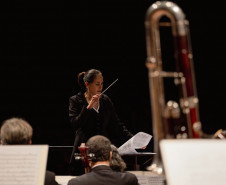 Com maestra e solista convidados, Orquestra Sinfônica lota o Guairão