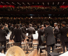 Com maestra e solista convidados, Orquestra Sinfônica lota o Guairão