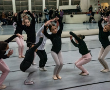 "ALGO/RITMO": novo espetáculo da Escola de Dança Teatro Guaíra estreia em julho