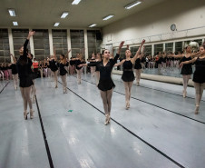 "ALGO/RITMO": novo espetáculo da Escola de Dança Teatro Guaíra estreia em julho