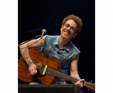 Teatro Guaíra recebe "Voz e Violão" do Nando Reis em apresentação acústica