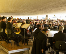 Orquestra Sinfônica leva 1.800 pessoas ao vão-livre do MON para celebrar a obra de Mozart