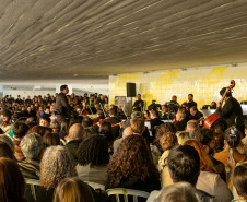 Orquestra Sinfônica leva 1.800 pessoas ao vão-livre do MON para celebrar a obra de Mozart