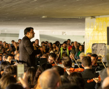 Orquestra Sinfônica leva 1.800 pessoas ao vão-livre do MON para celebrar a obra de Mozart