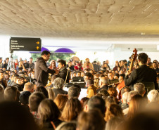 Orquestra Sinfônica leva 1.800 pessoas ao vão-livre do MON para celebrar a obra de Mozart