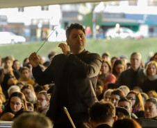 Orquestra Sinfônica leva 1.800 pessoas ao vão-livre do MON para celebrar a obra de Mozart