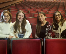 A psicóloga Roseli Giboski que sempre frequenta as apresentações da Orquestra no Teatro Guaíra, levou a filha, a estudante de engenharia Simone Giboski Pinheiro, para o concerto deste domingo. As duas estavam acompanhadas das amigas, a estudante de arquitetura Maria Vitória Pagnussat e a mãe dela, a artista Andrea Pagnussat.