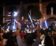 Jhean Marcell, do grupo pop BROZ, apresenta o espetáculo "Décadas" no Guairinha