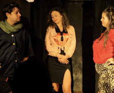 Centro Cultural Teatro Guaíra - Auditório Glauco Flores de Sá Brito (Miniauditório) - Alta Temporada – O Miniauditório do Teatro Guaíra recebe, nos dias 15, 16 e 17 de agosto (sexta e sábado às 20h, e domingo às 19h), o espetáculo “Alta Temporada – A Comédia”,
