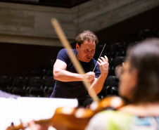 Centro Cultural Teatro Guaíra -  Orquestra Sinfônica do Paraná sobe ao palco do Auditório Bento Munhoz da Rocha Neto (Guairão) para homenagear a genialidade de Sergei Prokofiev, um dos maiores compositores do século XX. -  Maestro convidado Christian Vásquez