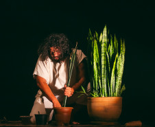 Centro Cultural Teatro Guaíra - Auditório Glauco Flores de Sá Brito (Miniauditório) - Mestiço – Traços de Resistência – O espetáculo Mestiço – Traços de Resistência atravessa séculos de histórias de figuras negras e mostra como o racismo estrutural ainda impacta profundamente a vida social nos dias de hoje