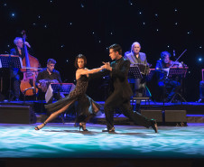 Centro Cultural Teatro Guaíra - Auditório Bento Munhoz da Rocha Neto (Guairão) Uma noite em Buenos Aires – 50 anos de sucesso – Neste domingo (31), às 19h, o espetáculo “Uma Noite em Buenos Aires” desembarca no palco do Guairão (Auditório Bento Munhoz da Rocha Neto), celebrando 50 anos de sucesso.