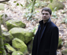 Orquestra Sinfônica do Paraná traz obras de Manuel de Falla e Piotr Tchaikovsky ao palco do Guairão neste domingo (24) - Solista píanista Bernardo Santos