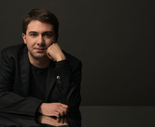 Orquestra Sinfônica do Paraná traz obras de Manuel de Falla e Piotr Tchaikovsky ao palco do Guairão neste domingo (24) - Solista pianista Bernardo Santos
