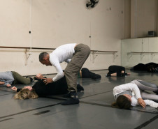 Consciência corporal: curso gratuito do Teatro Guaíra estreia com imersão teórica e prática