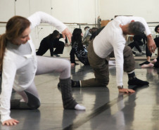 Consciência corporal: curso gratuito do Teatro Guaíra estreia com imersão teórica e prática