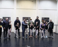 Escola de Dança Teatro Guaíra promove aulas especiais com os pais dos alunos