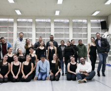 Escola de Dança Teatro Guaíra promove aulas especiais com os pais dos alunos