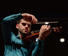 Concerto da Orquestra Sinfônica do Paraná (OSP) em homenagem ao compositor Sergei Prokofiev. Sob a regência do maestro convidado Christian Vásquez, e com participação do solista Guido Sant’Anna, o programa reuniu duas das mais importantes obras do século 20: o Concerto nº 2 para Violino e a Sinfonia nº 5 em Si bemol maior