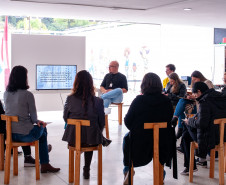 Museu Oscar Niemeyer promove oficina de arte têxtil para professores