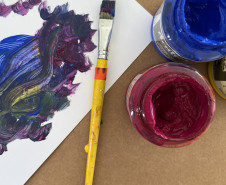 Museu Oscar Niemeyer (MON) - Oficina Laboratório de Experiências: Tinta Acrílica – Na quarta-feira, dia 6 de agosto, o MON convida os participantes a explorar as possibilidades artísticas da tinta acrílica, criando paisagens e misturas de cores.