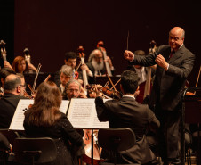 Concerto da Orquestra Sinfônica do Paraná com pianista português lota o Guairão