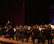 Concerto da Orquestra Sinfônica do Paraná com pianista português lota o Guairão