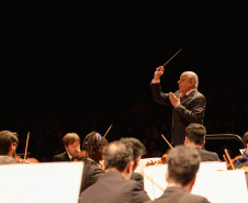 Concerto da Orquestra Sinfônica do Paraná com pianista português lota o Guairão
