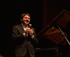 Concerto da Orquestra Sinfônica do Paraná com pianista português lota o Guairão