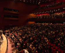 Concerto da Orquestra Sinfônica do Paraná com pianista português lota o Guairão