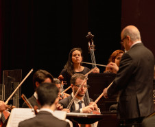 Concerto da Orquestra Sinfônica do Paraná com pianista português lota o Guairão