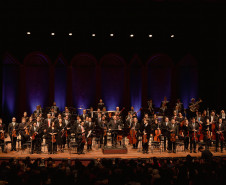 Concerto da Orquestra Sinfônica do Paraná com pianista português lota o Guairão