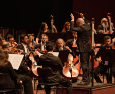 Concerto da Orquestra Sinfônica do Paraná com pianista português lota o Guairão