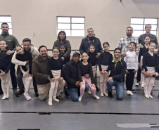 Escola de Dança Teatro Guaíra promove aulas especiais com os pais dos alunos