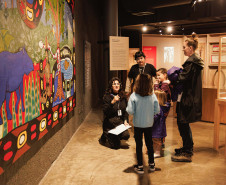 Museu Paranaense (MUPA) - Em cartaz – “Miragem”, “Objeto sujeito”; “Antes ecos e ocos”; “Nosso estado: vento e/em movimento”; “Mejtere: Histórias recontadas”, “Ephemera/perpétua”, “Lange de Morretes: entre paisagens”; “Numismática e cultura material”.