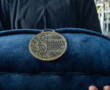 A entrega da medalha foi feita pela secretária de Estado da Cultura, Luciana Casagrande Pereira, à filha do poeta, Áurea Leminski, presidente do Instituto Paulo Leminski. 