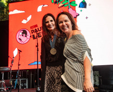 A entrega da medalha foi feita pela secretária de Estado da Cultura, Luciana Casagrande Pereira, à filha do poeta, Áurea Leminski, presidente do Instituto Paulo Leminski. 