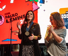 A entrega da medalha foi feita pela secretária de Estado da Cultura, Luciana Casagrande Pereira, à filha do poeta, Áurea Leminski, presidente do Instituto Paulo Leminski. 