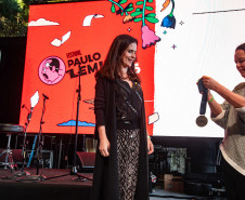 A entrega da medalha foi feita pela secretária de Estado da Cultura, Luciana Casagrande Pereira, à filha do poeta, Áurea Leminski, presidente do Instituto Paulo Leminski. 