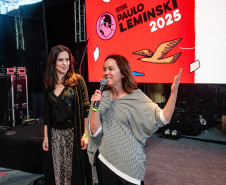 A entrega da medalha foi feita pela secretária de Estado da Cultura, Luciana Casagrande Pereira, à filha do poeta, Áurea Leminski, presidente do Instituto Paulo Leminski. 