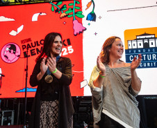 A entrega da medalha foi feita pela secretária de Estado da Cultura, Luciana Casagrande Pereira, à filha do poeta, Áurea Leminski, presidente do Instituto Paulo Leminski. 