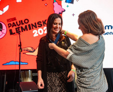 A entrega da medalha foi feita pela secretária de Estado da Cultura, Luciana Casagrande Pereira, à filha do poeta, Áurea Leminski, presidente do Instituto Paulo Leminski. 