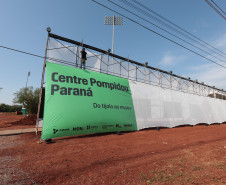 Crianças participam da 1ª oficina de confecção de tijolos do futuro Centre Pompidou Paraná