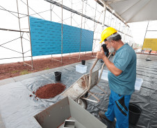 Crianças participam da 1ª oficina de confecção de tijolos do futuro Centre Pompidou Paraná