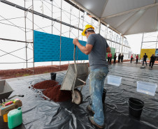 Crianças participam da 1ª oficina de confecção de tijolos do futuro Centre Pompidou Paraná