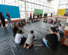 Crianças participam da 1ª oficina de confecção de tijolos do futuro Centre Pompidou Paraná